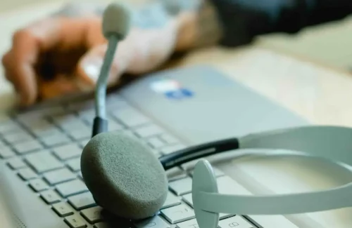 calling agent working on a laptop